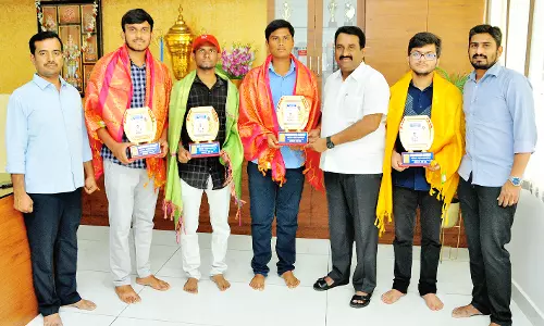 நீட் தேர்வில் சாதனை படைத்த மாணவனுக்கு பாராட்டு விழா