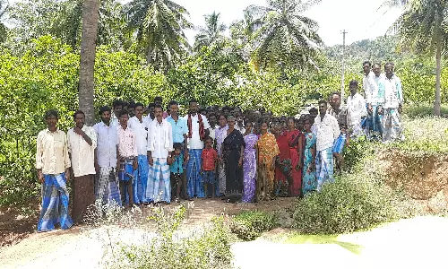 சாலை வசதி கேட்டு மலைவாழ் மக்கள் போராட்டம்