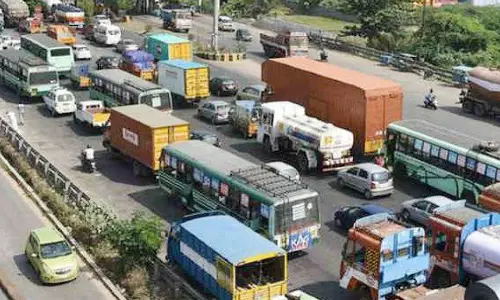 தேசிய நெடுஞ்சாலையில் போக்குவரத்து நெரிசல்