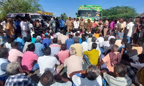 குத்தாலத்தில், பருத்தி விவசாயிகள் சாலை மறியல்