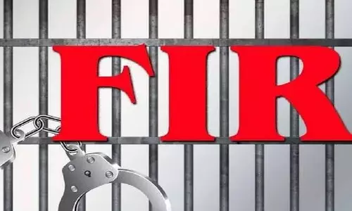 பெண்ணை தாக்கிய 3 பேருக்கு வலை