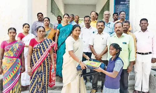 திருத்துறைப்பூண்டி அரசு பள்ளி மாணவர்களுக்கு புத்தகப்பை வழங்கல்