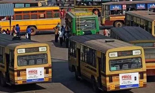 பஸ்சில் கூட்டம் அதிகமாக இருந்ததால் 2 மாணவிகளை கீழே இறக்கிவிட்ட கண்டக்டர்- பொதுமக்கள் வாக்குவாதம்