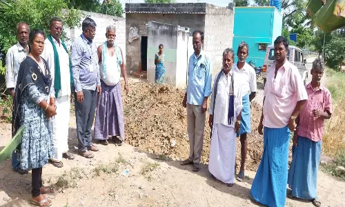 வழிப்பாதை தரமறுத்தவர்களின் வீடுகளை சுற்றி பள்ளம் தோண்டிய பொதுமக்கள்