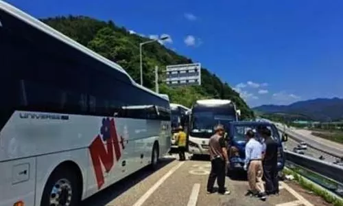 தென் கொரியாவில் 3 பள்ளி பேருந்துகள் அடுத்தடுத்து மோதி விபத்து- மாணவர்கள் உள்பட 80 பேர் காயம்