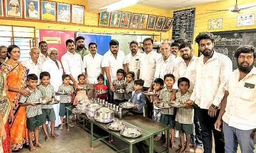 200 பள்ளி குழந்தைகளுக்கு சாப்பிடும் தட்டு, டம்ளர்கள்  தி.மு.க., சார்பில் வழங்கப்பட்டது