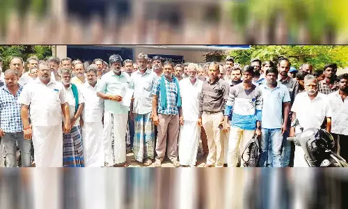 கோழிப்பண்ணைகளை தொடா்ந்து நடத்த அனுமதி கோரி விவசாயிகள் மனு