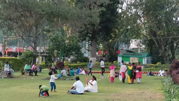 கோடை முடிந்த பின்னரும் கொளுத்தும் வெயில்:ஏற்காட்டில் குவிந்த சுற்றுலா பயணிகள் கோடை முடிந்த பின்னரும் கொளுத்தும் வெயில்:ஏற்காட்டில் குவிந்த சுற்றுலா பயணிகள்