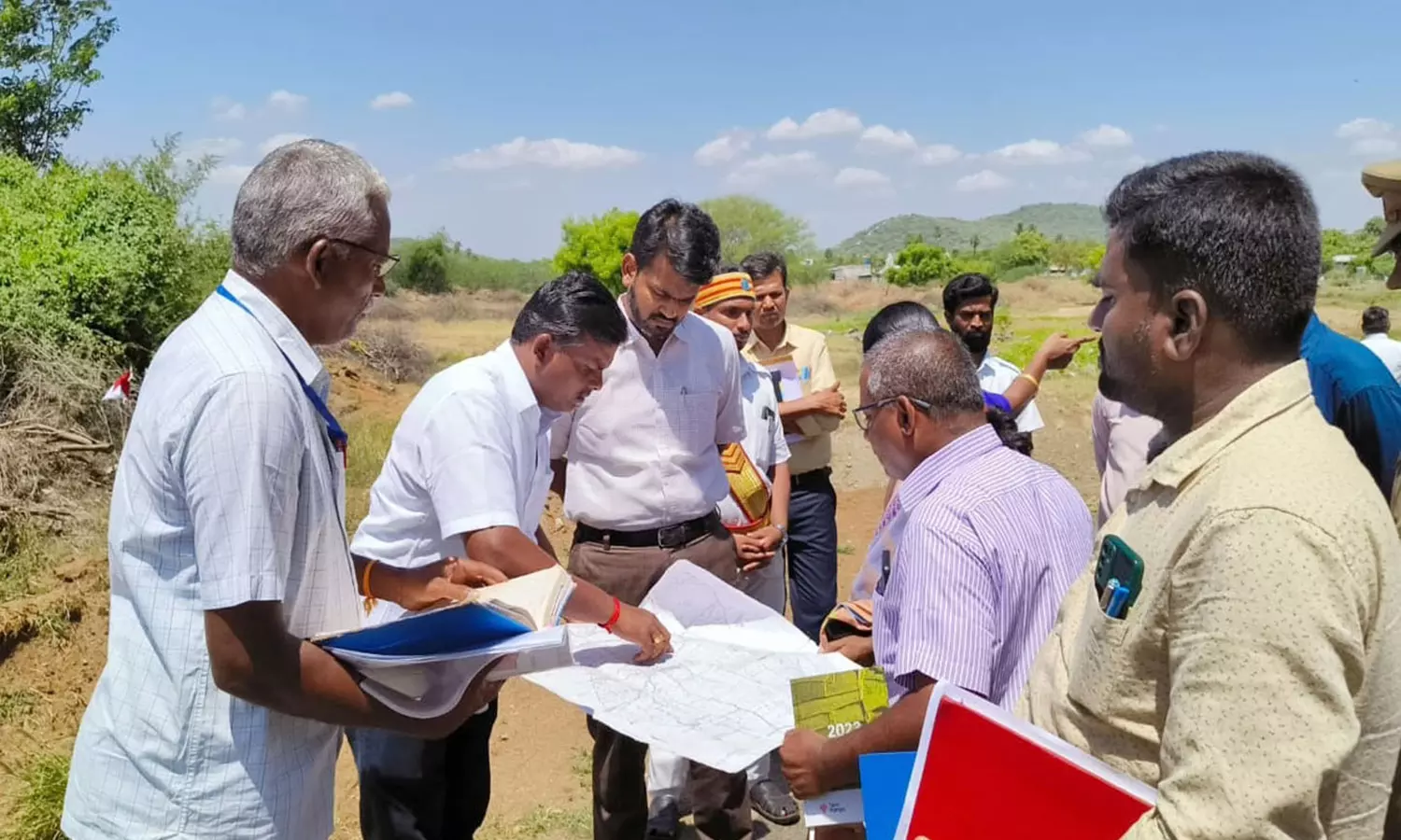 தியாகி கொடிகாத்த குமரன் உருவச்சிலையுடன் கூடிய அரங்கம் கட்டும் இடத்தினை கலெக்டர் நேரில் ஆய்வு