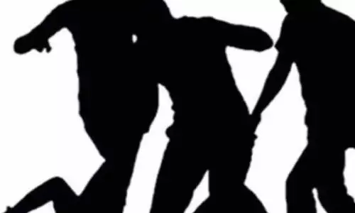 8 வயது சிறுமியின் புகாரால் டெலிவரி பாய்க்கு தர்மஅடி: சிசிடிவி-யால் வெளிவந்த உண்மை