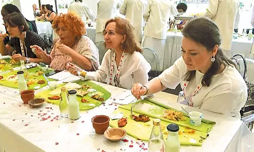 மகளிர் ஜி20 உச்சி மாநாடு- வெளிநாட்டு பெண் பிரதிநிதிகளுக்கு வாழை இலையில் விருந்து