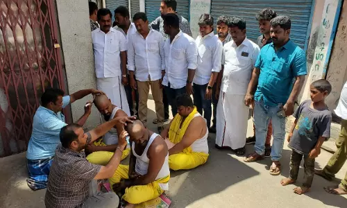 தி.மு.க.வினர் மொட்டையடித்து அங்கபிரதட்சணம்