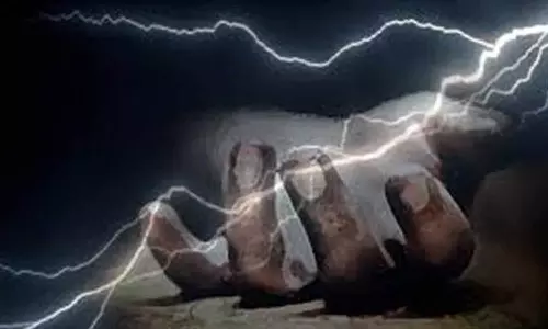 சவ ஊர்வலத்தின் போது பாடையில் மின்சாரம் பாய்ந்து 3 பேர் பலி