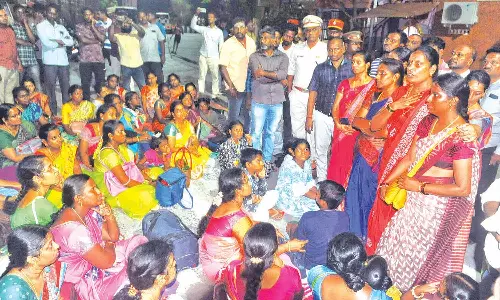 நள்ளிரவில் ரங்கசாமி வீட்டை ஆசிரியர்கள் முற்றுகை- பணி இடமாறுதல் கேட்டு போராட்டம்