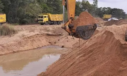 ஏரியில் விதிமுறை மீறி 20 அடி வரை மணல் தோண்டி எடுப்பு- பொதுமக்கள் புகார்