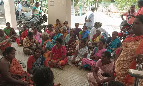 கியாஸ் சிலிண்டர் கிடங்கு அமைக்க எதிர்ப்பு : வட்டாட்சியர் அலுவலகத்தை முற்றுகையிட்டு கிராம மக்கள் போராட்டம்