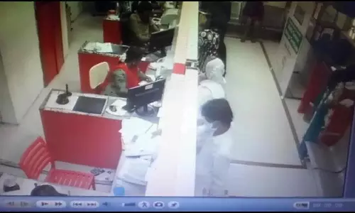 ஊழியர்களின் செல்போன்களை திருடிச் செல்லும் வாலிபர்