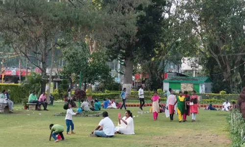 கோடை முடிந்த பின்னரும் கொளுத்தும் வெயில்:ஏற்காட்டில் குவிந்த சுற்றுலா பயணிகள்