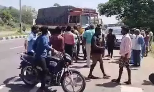 சாலையின் குறுக்கே லாரியை நிறுத்திய உரிமையாளர்