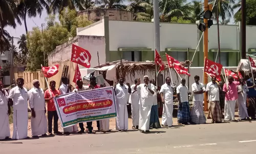 சோழசிராமணியில் போலீசாரை கண்டித்து கம்யூனிஸ்டு கட்சியினர் ஆர்ப்பாட்டம்