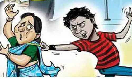 எடப்பாடி அருகே இருசக்கர வாகனத்தில் சென்ற பெண்ணை தாக்கி செயின் பறிப்பு