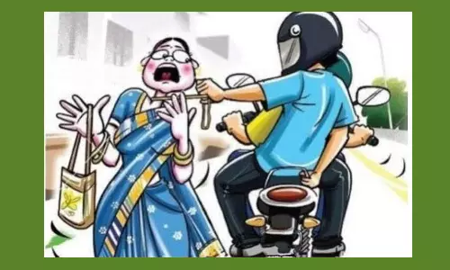 நடைபயிற்சி சென்ற மூதாட்டியிடம் 7 பவுன் நகை பறிப்பு