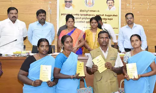 வளா்ச்சி  திட்டப்பணிகளை விரைந்து முடித்து பொதுமக்கள் பயன்பாட்டுக்கு கொண்டு வர வேண்டும் - அமைச்சர் அறிவுறுத்தல்