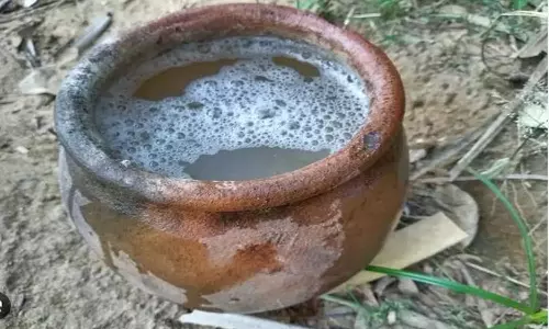 கள் விற்ற தந்தை-மகன் கைது