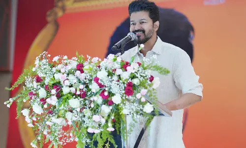 காசு வாங்கிக் கொண்டு ஓட்டுப்போடுவது தவறு..  நம் விரலை வைத்து நம் கண்ணை குத்துகிறார்கள்.. நடிகர் விஜய் பேச்சு