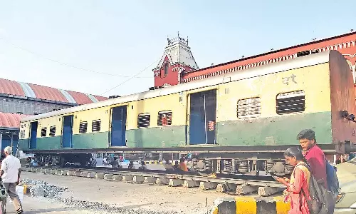 சென்ட்ரல் ரெயில் நிலைய வளாகத்தில் திறந்தவெளியில் மின்சார ரெயில் பெட்டி கண்காட்சி