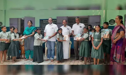சாமளாபுரம் ஊராட்சி பள்ளி மாணவர்களுக்கு இலவச நோட்டு புத்தகம்