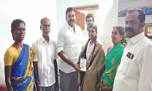 வேளாண் பல்கலைக்கழக தரவரிசை பட்டியலில் சங்கரன்கோவில் தொழிலாளி மகள் முதலிடம்- ராஜா எம்.எல்.ஏ. நேரில் வாழ்த்து