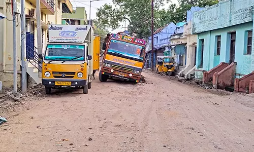 டவுன் சாலியர் தெருவில் குடிநீர் குழாய் பணிக்காக தோண்டப்பட்ட பள்ளத்தில் சிக்கிய லாரி