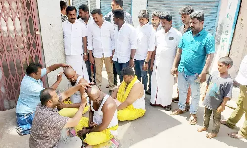 செந்தில் பாலாஜி உடல் நலம் பெற வேண்டி கரூர் கோவிலில் தி.மு.க.வினர் மொட்டையடித்து அங்கபிரதட்சணம்