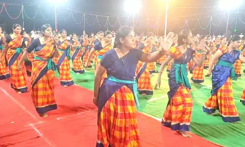 மொடக்குறிச்சி அருகே ஒரே வண்ண உடை அணிந்து 500 பேர் பங்கேற்ற பாரம்பரிய வள்ளி கும்மி நடன நிகழ்ச்சி