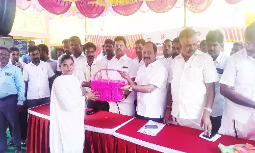 அரசு பள்ளியில் கலைஞரின் வருமுன் காப்போம் திட்ட சிறப்பு மருத்துவ முகாம்