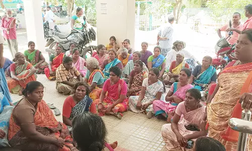 கியாஸ் சிலிண்டர் கிடங்கு அமைக்க எதிர்ப்பு :வட்டாட்சியர் அலுவலகத்தை முற்றுகையிட்டு கிராம மக்கள் போராட்டம்