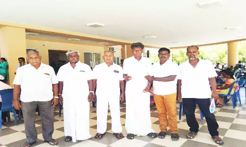 நடைபாதையை வண்டி பாதையாக அமைத்து தர வேண்டும்