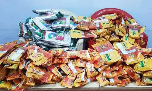 காரில் குட்கா கடத்தியவர் உள்பட 5 பேர் கைது