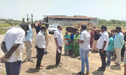 தடுப்பு சுவர் அமைக்கும் பணி: ஆக்கிரமிப்புகளை அகற்றி அளவீடு செய்து கட்டக் கோரி பொதுமக்கள் முற்றுகை