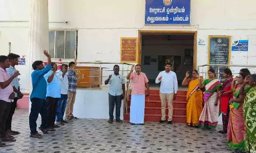பல்லடத்தில் ஊரக வளர்ச்சி துறை அலுவலர்கள் ஆர்ப்பாட்டம்