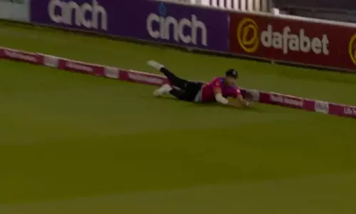 டி20 பிளாஸ்ட் தொடரில் சூப்பர்மேனாக பறந்து கேட்ச் பிடித்த இங்கிலாந்து வீரர் - குவியும் பாராட்டுக்கள்