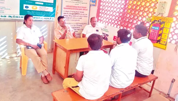 பரமத்தி மோட்டார் வாகன ஆய்வாளர் அலுவலகத்தில் சுற்றுலா வாகன உரிமையாளர்களுக்கான கலந்தாய்வு கூட்டம்