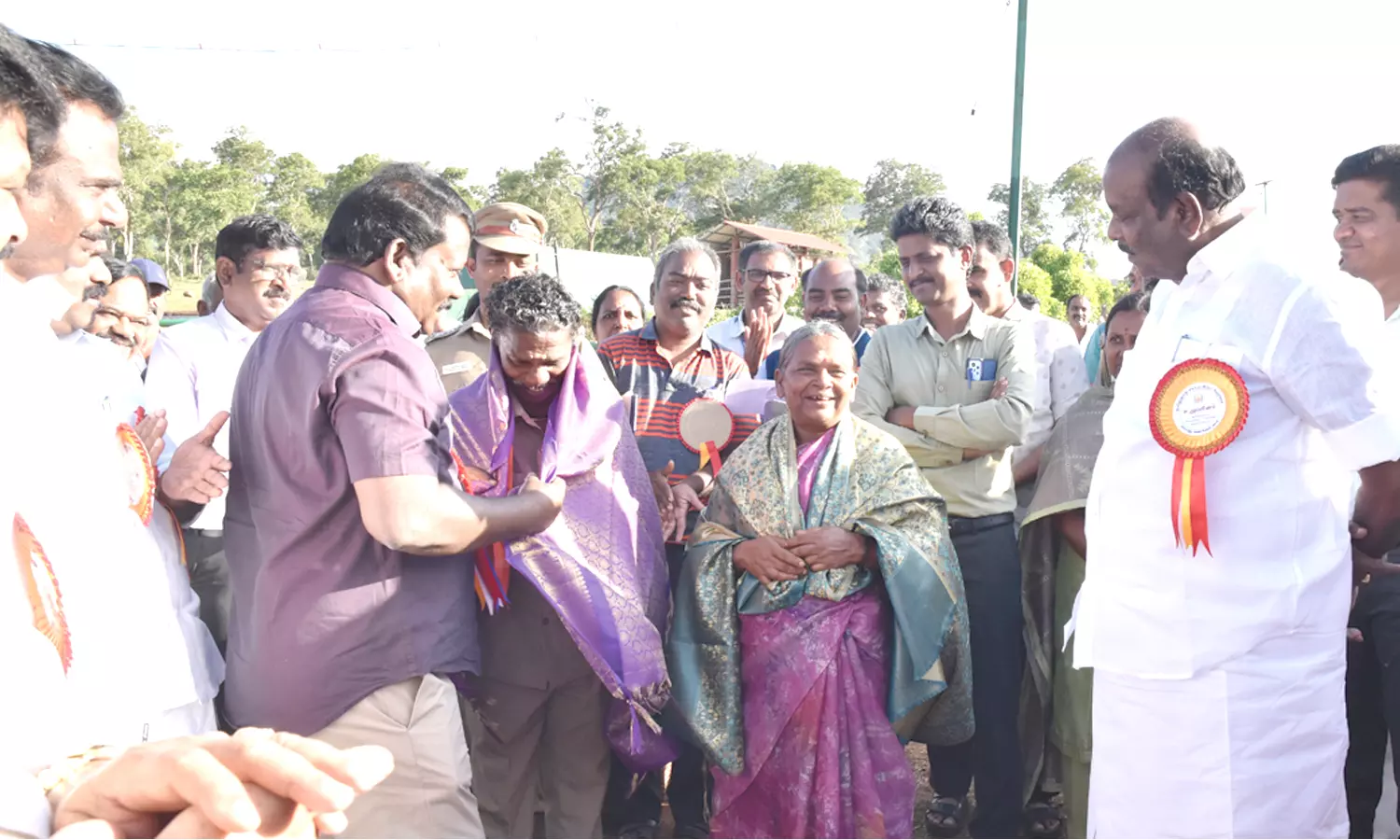 ஆஸ்கர் படத்தில் நடித்த பாகன் தம்பதியை பாராட்டிய சட்டசபை பொதுக்கணக்குக்குழு