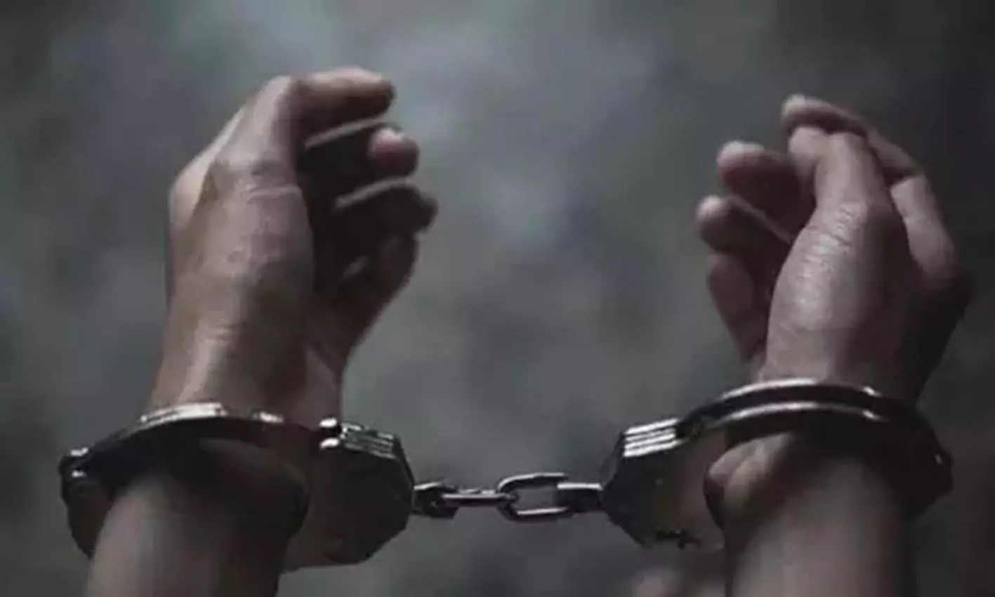 மனைவியை மரகட்டையால் தாக்கிய கணவன் கைது மனைவியை மரகட்டையால் தாக்கிய கணவன் கைது