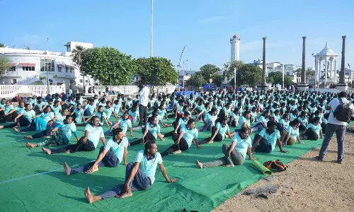 புதுவை கடற்கரை சாலையில் யோகா செயல் முறை நிகழ்ச்சி
