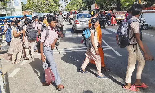 போக்குவரத்து போலீசார் இல்லாததால் சாலையை கடக்க திண்டாடும் மாணவ-மாணவிகள்