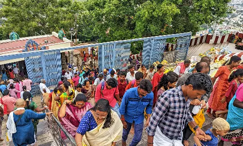 இன்று பழனியில் குவிந்த பக்தர்கள்: நீண்ட நேரம் காத்திருந்து சாமி தரிசனம்