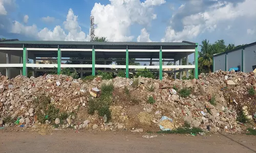 ஒழுங்குமுறை விற்பனைக் கூடத்தில்  இடிக்கப்பட்ட பழைய கட்டிட காரைகள் அகற்றப்படுமா? விவசாயிகள் எதிர்பார்ப்பு