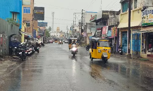 கடலூர் பகுதியில் மழை குளிர்ந்த காற்று வீசுவதால் வெப்பம் தணிந்து பொதுமக்கள் மகிழ்ச்சி